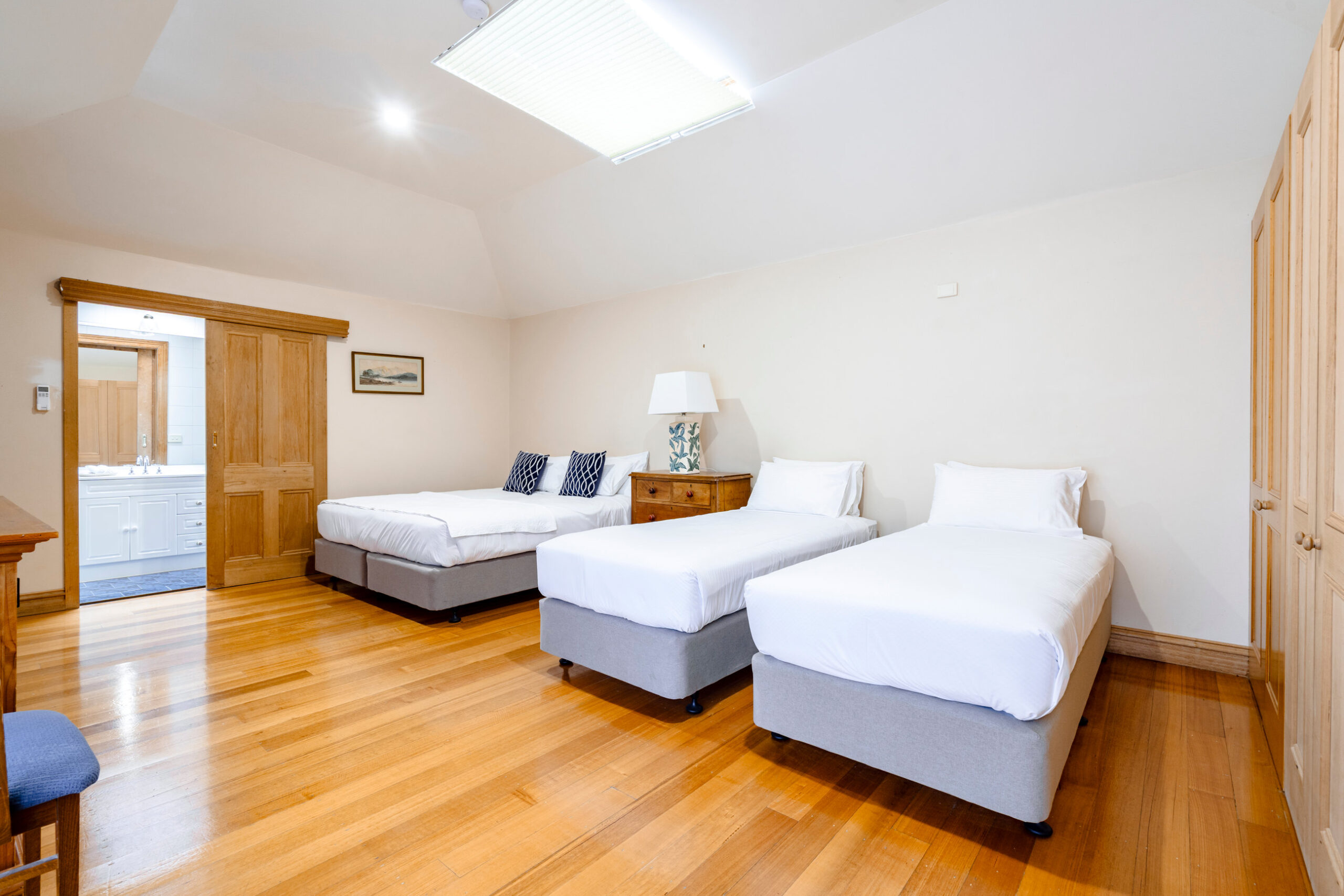 GROUP ACCO Room 18 (2) Seaview House Queenscliff-1084